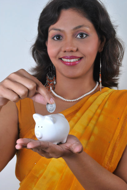 存钱罐里的印度女人图片下载