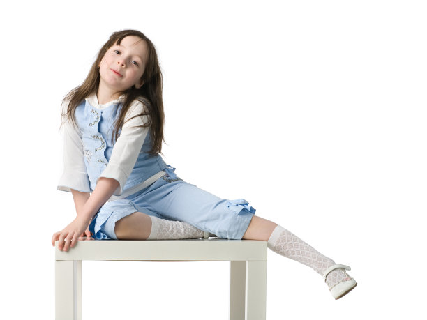 椅子上的小女孩图片下载