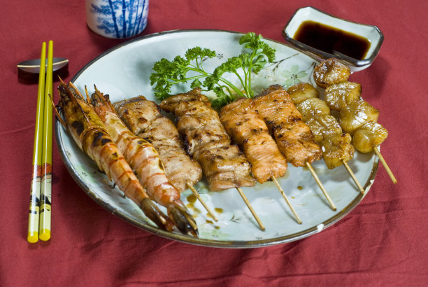 日本的烤食物在一根棍子上，盘子图片下载