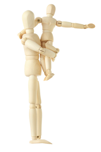 坐在父母手上的孩子的木雕图片下载