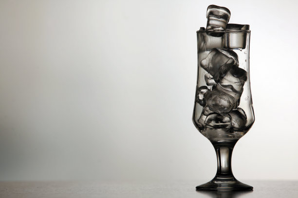 冰冷的玻璃图片下载