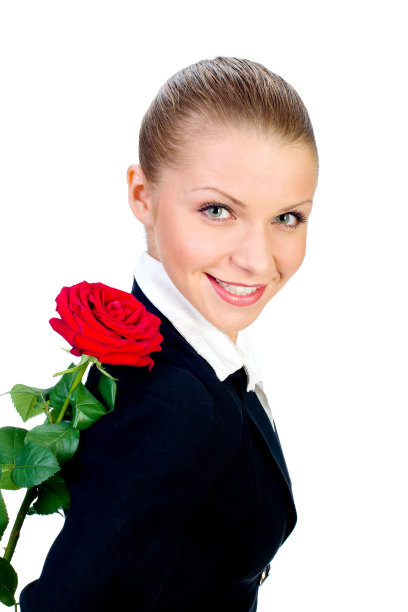 穿黑衣服戴红玫瑰的女孩。孤立在白色的。图片下载