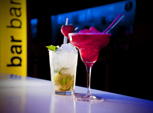 两个鸡尾酒图片下载