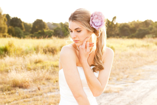 乡村风景中的新娘图片下载