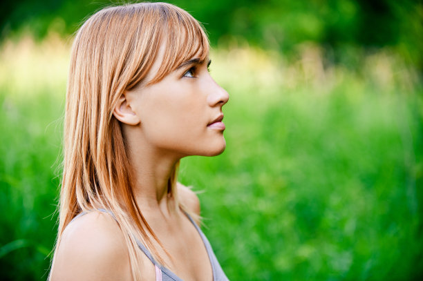 女孩侧面的肖像图片下载