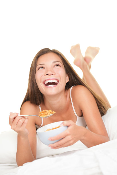 在床上吃早餐图片下载