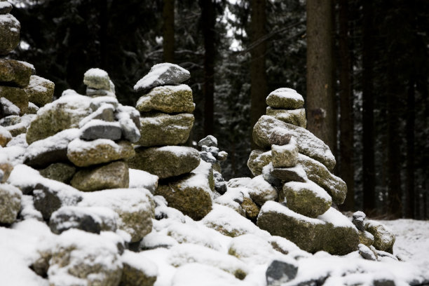 冬天平衡的石头图片下载