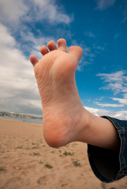 光着脚图片下载