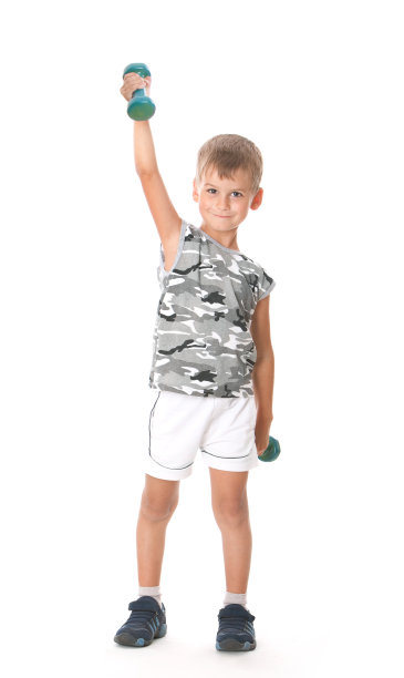 男孩拿着哑铃图片下载