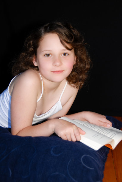 女孩读图片下载