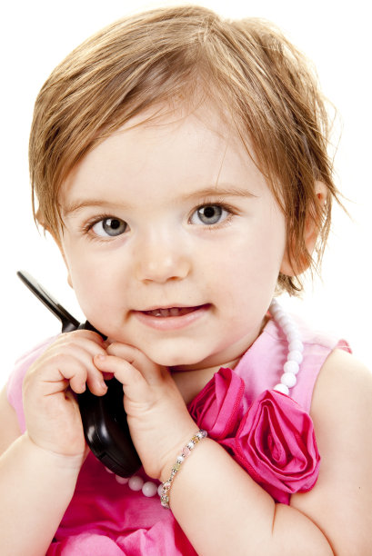 可爱的小女孩拿着手机图片下载