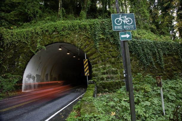 有自行车路线标志的隧道图片下载