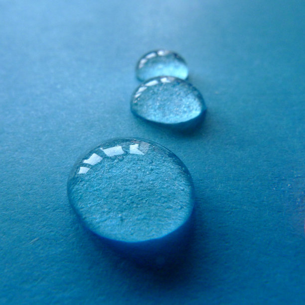 滴在蓝色的图片下载