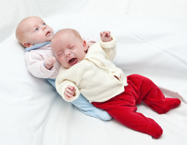 双胞胎姐妹清算银行。图片下载