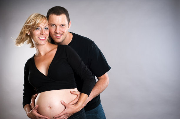 一对漂亮的夫妇要生孩子了图片下载