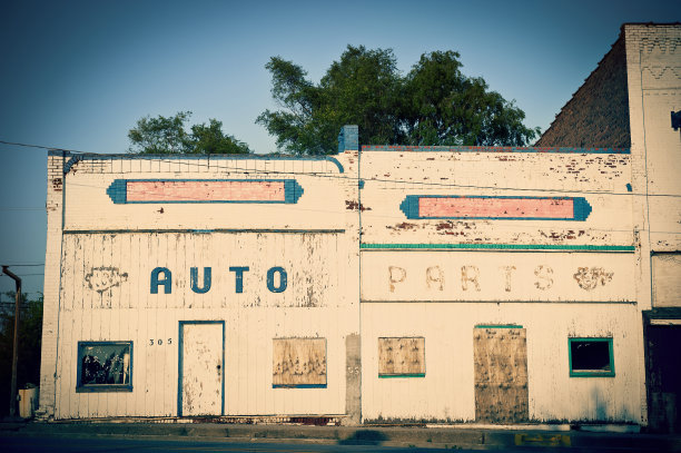 废弃的汽车零部件大楼图片下载