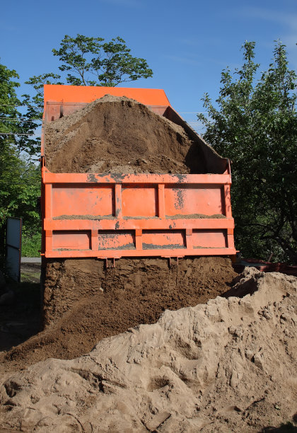 从卡车上卸下沙子图片下载