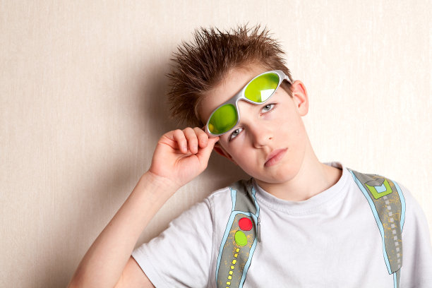 一个严肃悲伤的少年图片下载