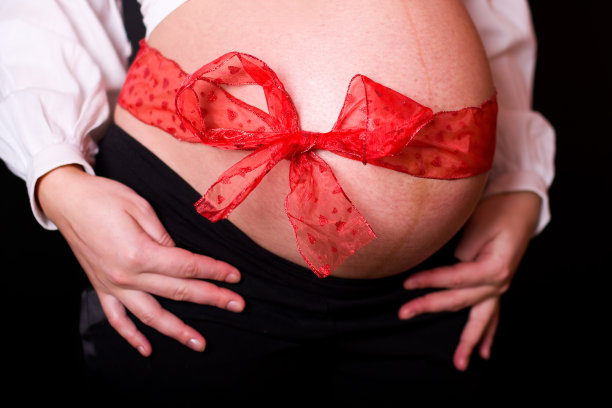 孕妇的肚子特写镜头图片下载