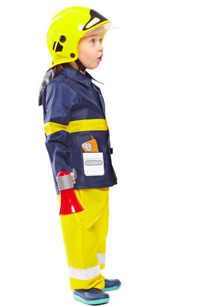 惊讶的小男孩穿着消防员服装图片下载