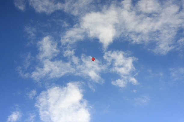 天空和气球。图片下载