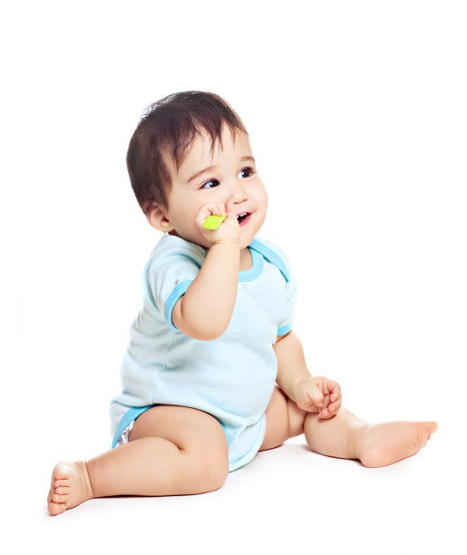 亚洲男婴拿着勺子图片下载