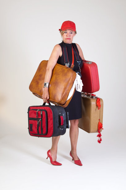 旅行者，带着行李，看起来很滑稽的成熟女人图片下载