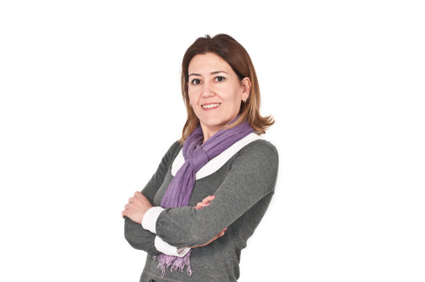 双臂交叉的女商人图片下载