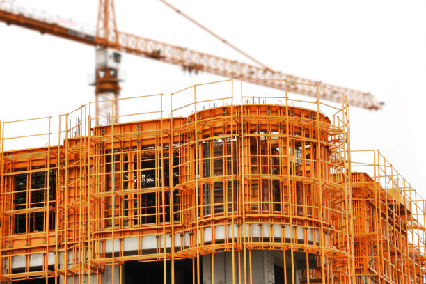 正在施工的建筑和起重机被隔离在白色上图片下载