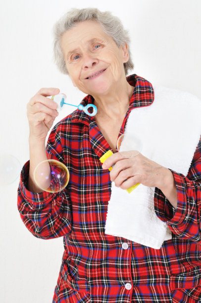 年长的女士吹肥皂泡图片下载