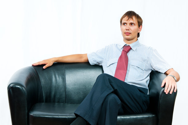 商人坐在沙发上图片下载