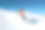 女士在改良的雪道上滑下坡图片下载