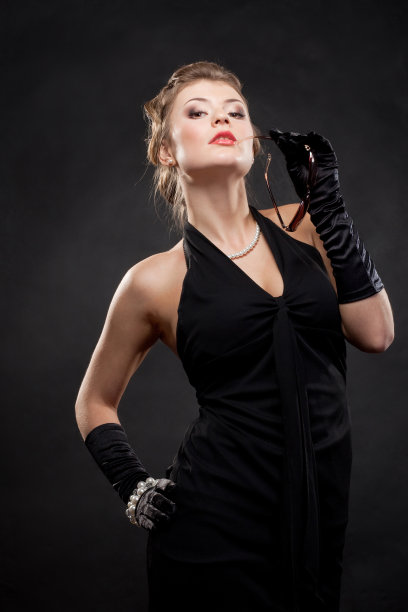 黑色背景的复古风格女孩图片下载