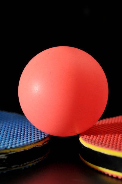 用乒乓球拍的乒乓球图片下载