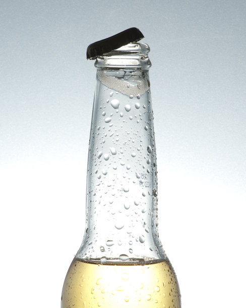 一瓶啤酒在白色背景下打开图片下载