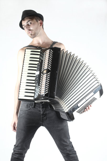 男孩和他的手风琴图片下载