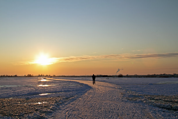 在荷兰的乡间溜冰图片下载