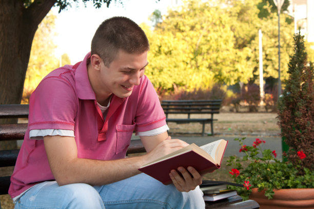 书在公园图片下载