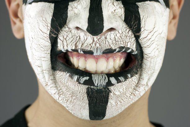 年轻人脸上的白漆破裂了图片下载