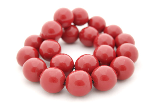 红色木珠孤立在白色上图片下载