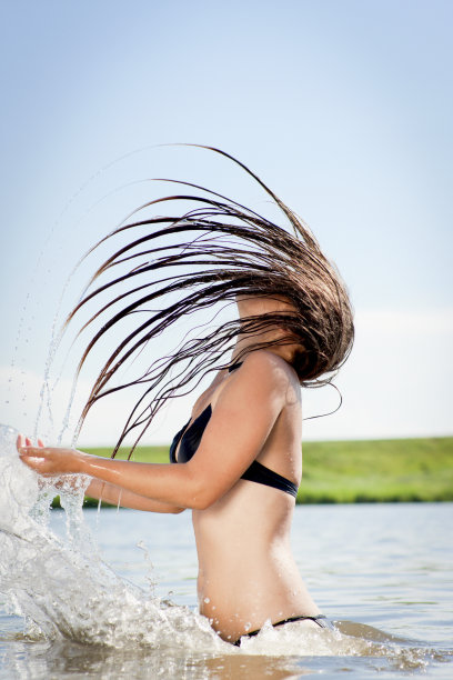 女孩在湖里洗澡图片下载