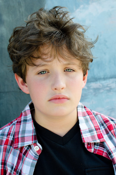 头发凌乱的悲伤男孩图片下载