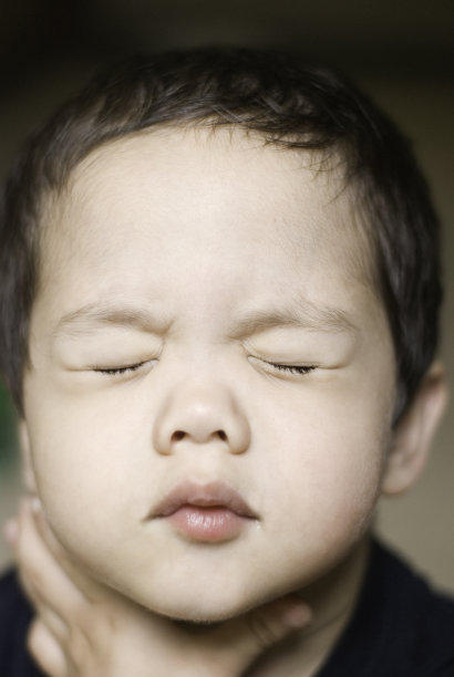 危难中的小男孩图片下载