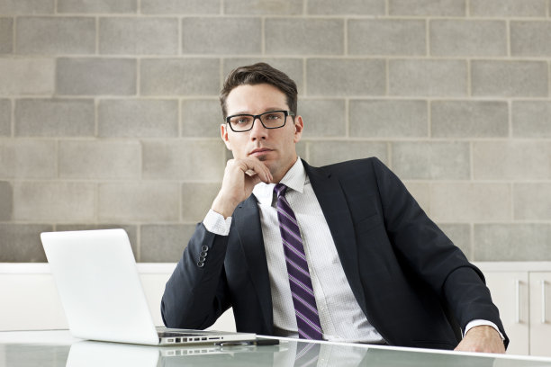 带笔记本电脑的商人图片下载