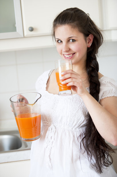 女孩用果汁图片下载