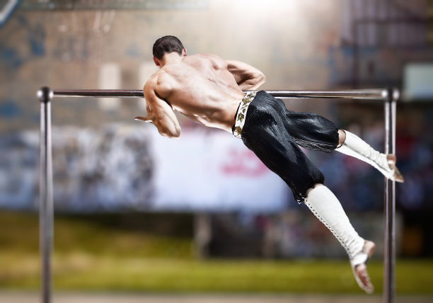 年轻人在做运动图片下载