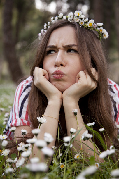 大自然中的女人图片下载