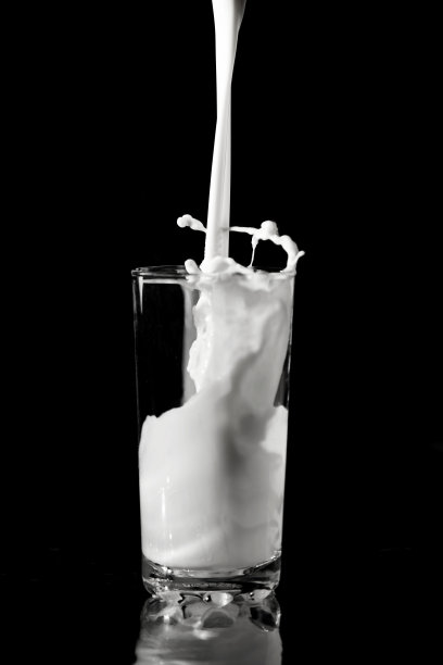 黑暗中的牛奶图片下载