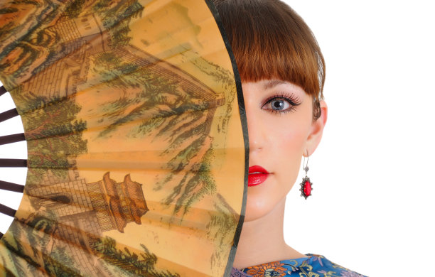 漂亮的中国风女孩拿着扇子图片下载