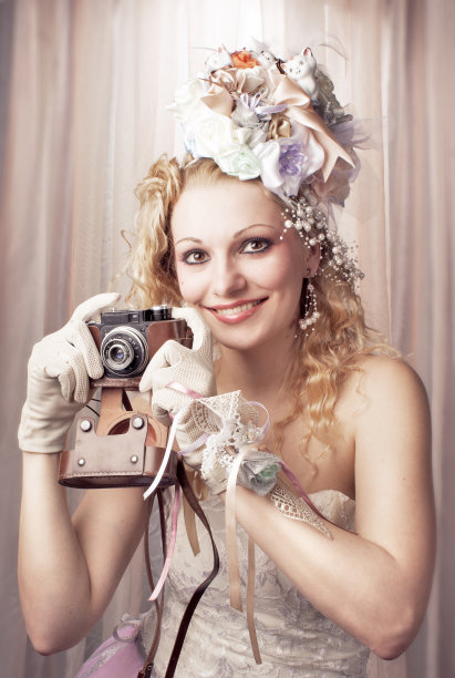 拿着相机的女孩图片下载